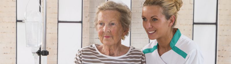 Krankenschwester und ältere Dame